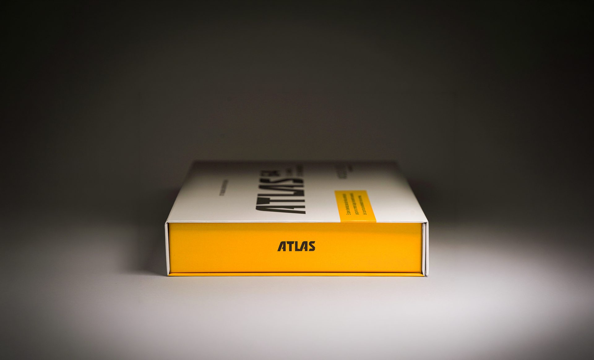 La caja de Atlas iluminada sobre un fondo oscuro