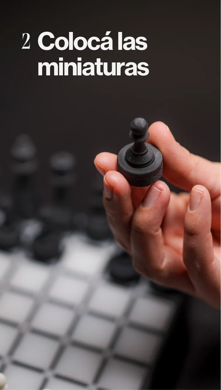 Paso 2, Colocá las miniaturas: Atlas reconoce automáticamente cada ficha inteligente, identificando personajes y piezas sin configuraciones ni calibraciones.